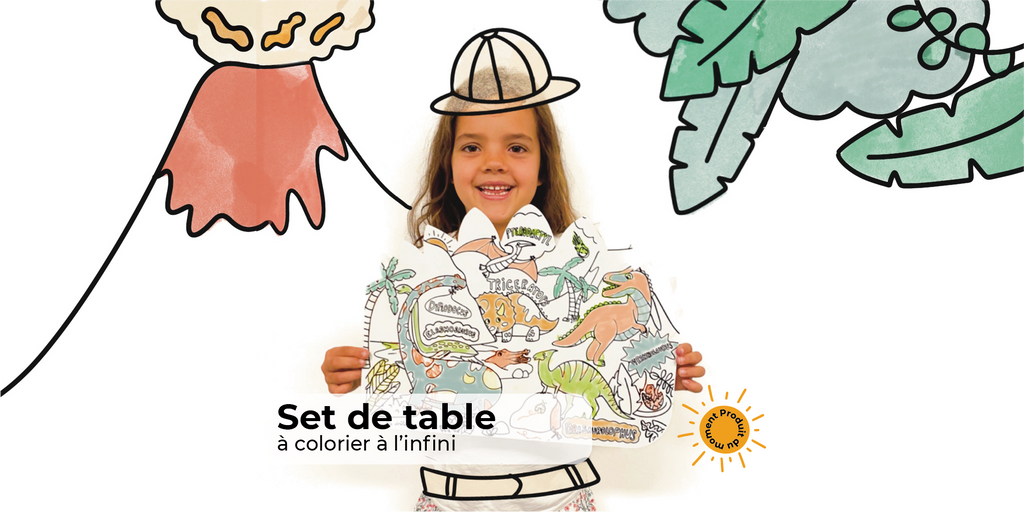 Petite fille tenant notre set de table sur le thème des dinosaures 