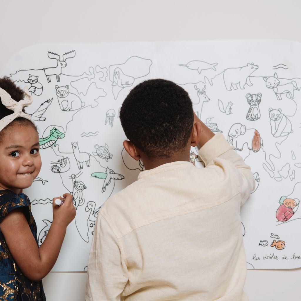 Enfants coloriant notre coloriboard sur le thème de la savane 