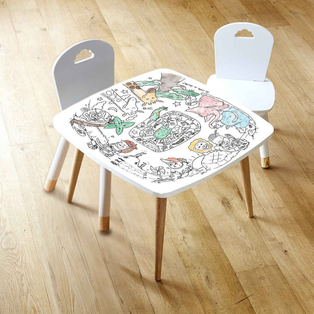 Coloritable sur le thème de la savane avec un jeu de l'oie au centre et deux chaises en bois