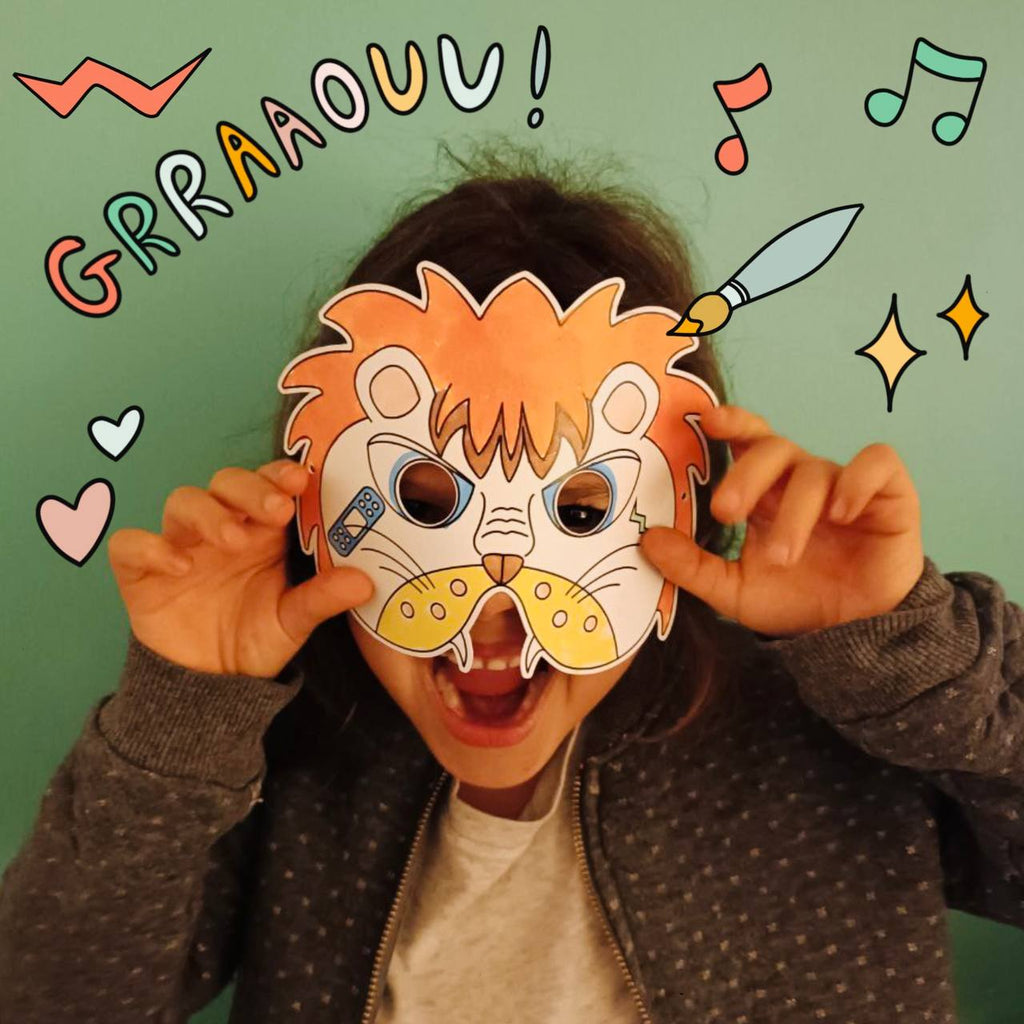 Enfant portant un masque de lion avec des éléments graphique autour (dessin de notes de musique, etoile et rugissement)