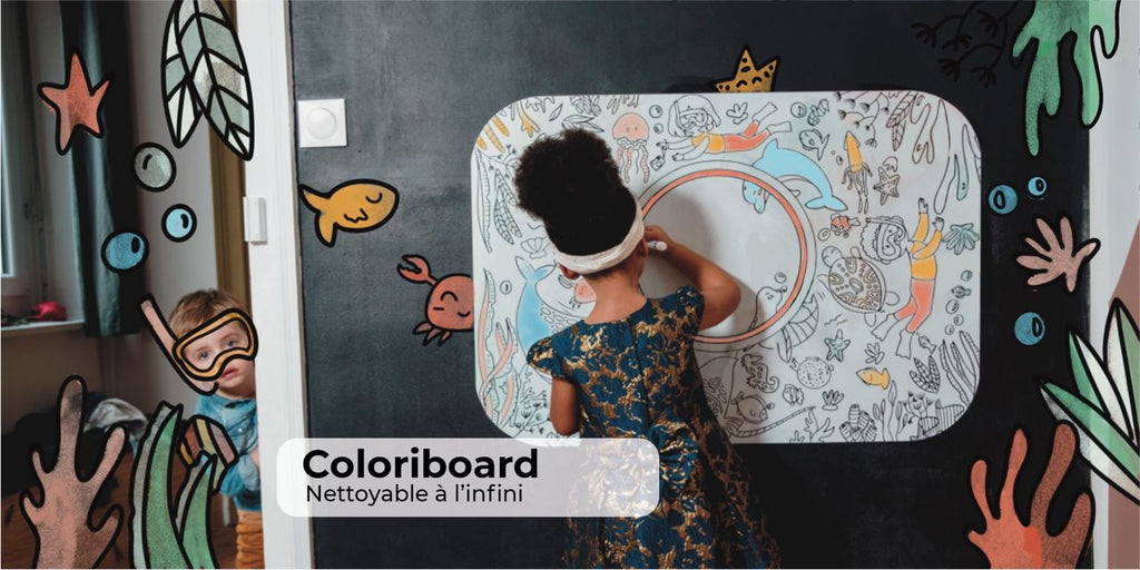 Petite fille coloriant notre coloriboard sur le thème de l'océan 