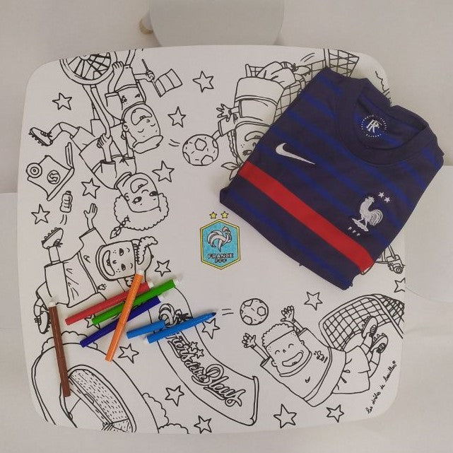 Coloriage d'enfants jouant au football 