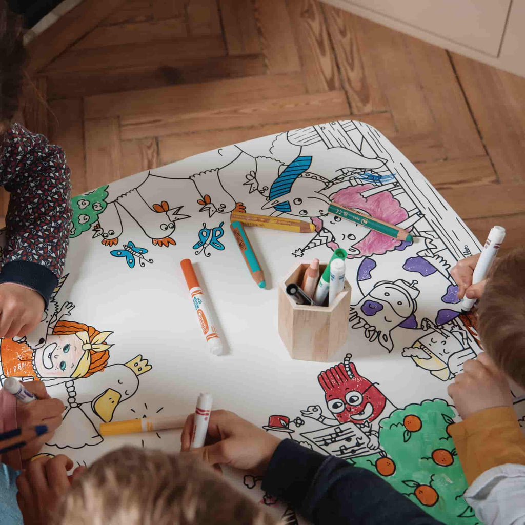 Enfant coloriant une coloritable sur le thème des animaux de la ferme
