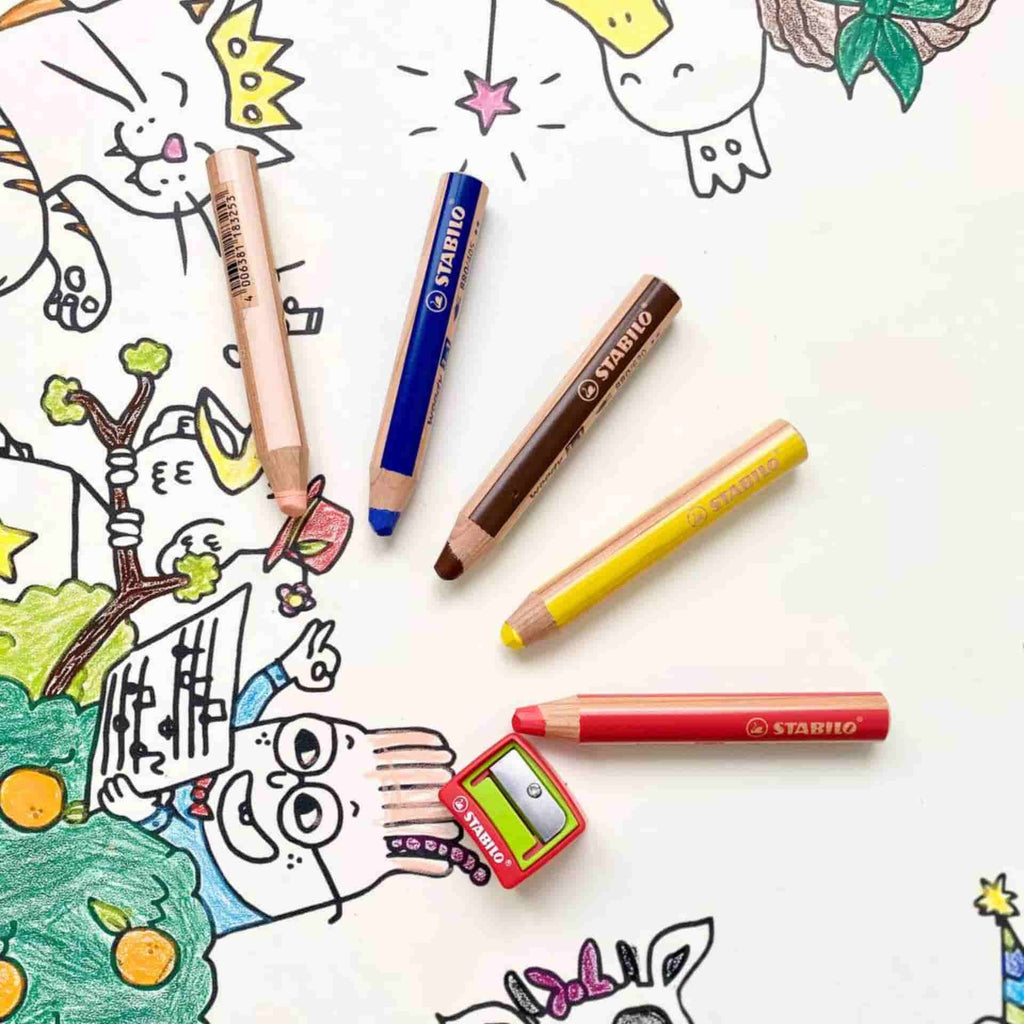 Crayons gras stabilo posés sur une coloritable  