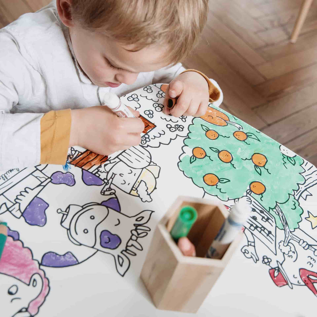 Enfant coloriant la coloritable sur le thème des animaux de la ferme 