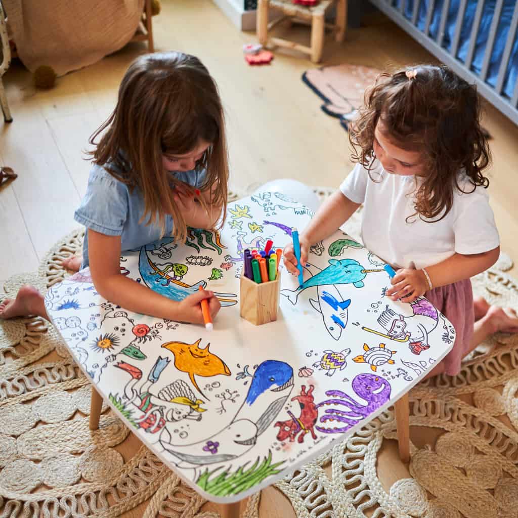 Enfants coloriant la coloritable sur le thème de l'océan